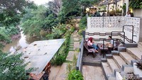 Bisa dibilang tempat ini hidden gem, karena tersembunyi dan masuk ke jalan kecil untuk menjangkau kafe ini.