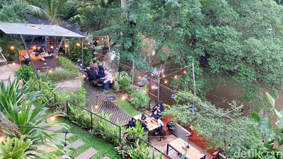 Foto: Kafe Instagramble di Tepi Sungai Ciliwung