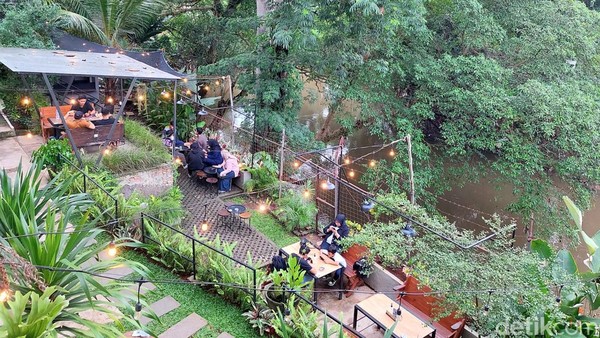 Foto: Kafe Instagramble di Tepi Sungai Ciliwung