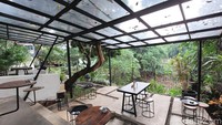 Di sini ada bangku untuk outdoor, indoor dan semi outdoor. Jadi tinggal pilih nih, mau menikmati nuansa dari ruangan ber-Ac atau duduk-duduk di bangku meja yang rimbun di bawah pepohonan.