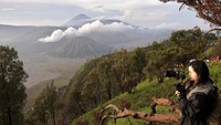 Wisatawan juga mengunjungi Taman Nasional Bromo Tengger Semeru (TNBTS), Pasuruan, Jawa Timur. ANTARA FOTO/Irfan Sumanjaya.