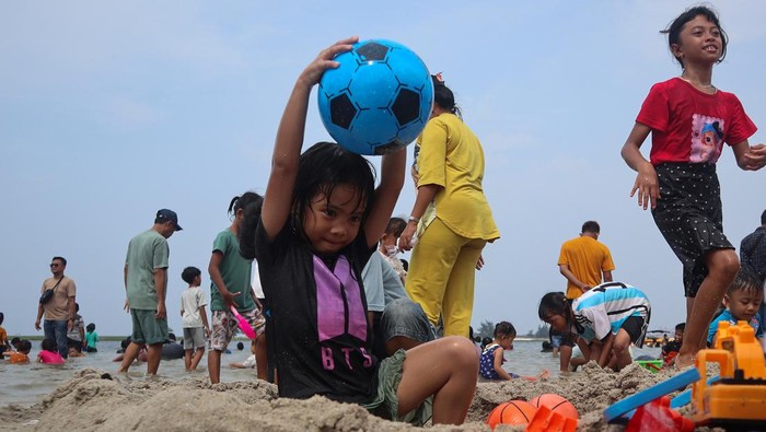 Tahun Baru, Warga Padati Sejumlah Tempat Wisata di Indonesia Tahun Baru 2024 dimanfaatkan warga untuk berwisata. Berikut deretan tempat wisata yang dipadati pengunjung di awal 2024.