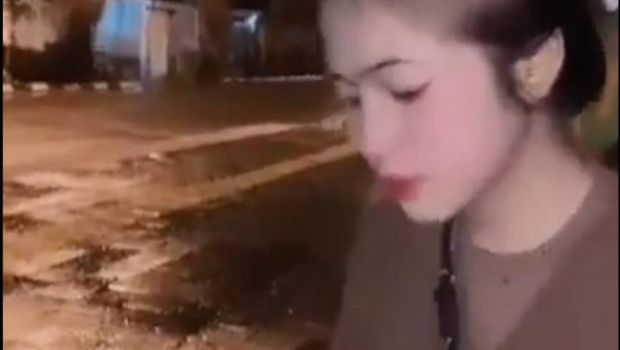 Tangkapan layar wanita memaksa kucing merokok