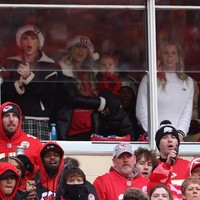 Sebelumnya pada 25 Desember 2023, Taylor Swift juga bergabung dengan WAGs (Wives and Girlfriends) Chiefs lainnya yaitu Brittany Mahomes, menonton pertandingan tim pasangan mereka di Stadion Arrowhead.  Foto: Getty Images via AFP/JAMIE SQUIRE