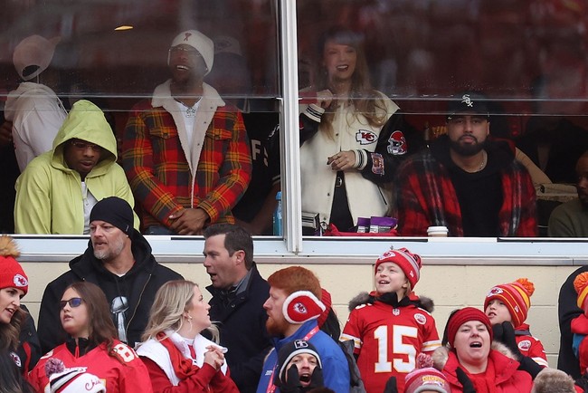 Penyanyi Blank Space itu terlihat menonton pertandingan dari bangku suite sambil mengenakan jaket tim Chiefs. Pacarnya, Kelce juga mengenakan jaket serupa sebelum pertandingan. Foto: Getty Images via AFP/JAMIE SQUIRE
