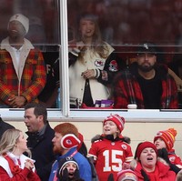 Penyanyi Blank Space itu terlihat menonton pertandingan dari bangku suite sambil mengenakan jaket tim Chiefs. Pacarnya, Kelce juga mengenakan jaket serupa sebelum pertandingan. Foto: Getty Images via AFP/JAMIE SQUIRE