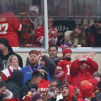 Taylor tampak ikut bersorak saat tim Travis Kelce, Kansas City Chiefs berhasil mengalahkan Cincinnati Bengals dengan skor 25 - 17. Foto: Getty Images via AFP/JAMIE SQUIRE