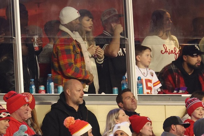 Taylor Swift menghabiskan malam Tahun Baru dengan memberikan dukungan kepada pacarnya, Travis Kelce, pemain Kansas City Chiefs, di Stadion Arrowhead, Kansas City, pada 31 Desember 2023. Foto: Getty Images via AFP/JAMIE SQUIRE
