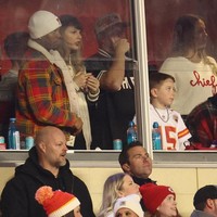 Taylor Swift menghabiskan malam Tahun Baru dengan memberikan dukungan kepada pacarnya, Travis Kelce, pemain Kansas City Chiefs, di Stadion Arrowhead, Kansas City, pada 31 Desember 2023. Foto: Getty Images via AFP/JAMIE SQUIRE