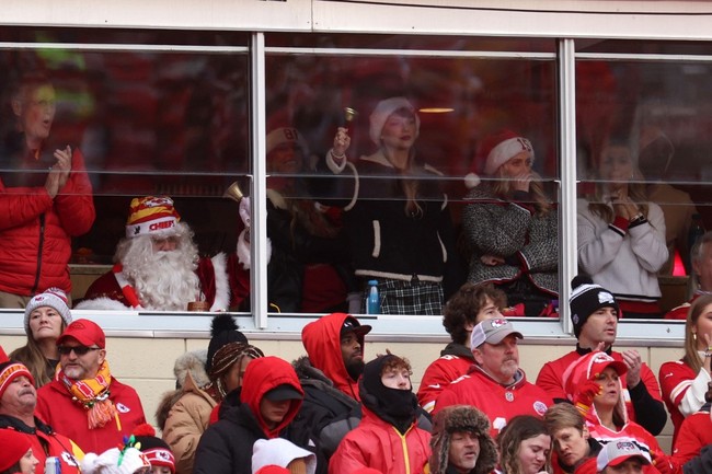 Taylor dan Brittany tampak antusias menyaksikan pertandingan football antara Kansas City Chiefs dan Las Vegas Raiders. Penyanyi 34 tahun itu diketahui pacaran dengan atlet football Travis Kelce sejak September 2023. Foto: Getty Images via AFP/JAMIE SQUIRE