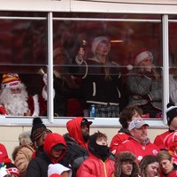 Taylor dan Brittany tampak antusias menyaksikan pertandingan football antara Kansas City Chiefs dan Las Vegas Raiders. Penyanyi 34 tahun itu diketahui pacaran dengan atlet football Travis Kelce sejak September 2023. Foto: Getty Images via AFP/JAMIE SQUIRE