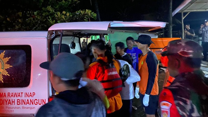 Tim SAR gabungan mengevakuasi pelajar tenggelam di Pantai Sidayu, Kecamatan Binangun, Kabupaten Cilacap, Minggu (31/12/2023) malam.
