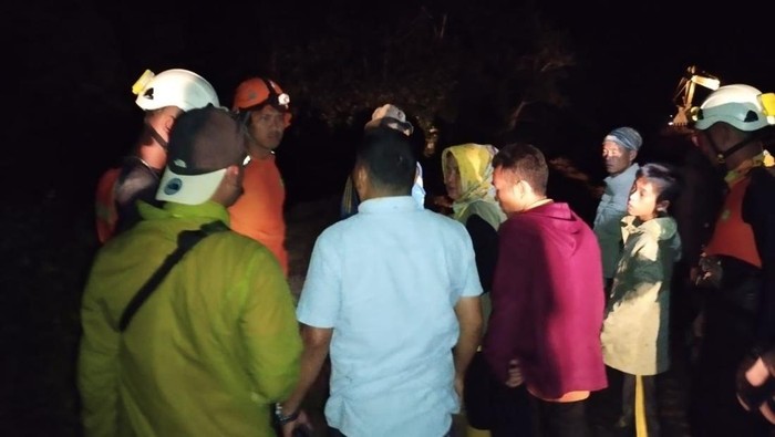 Tim SAR melakukan pencarian pemotor yang terseret banjir di Kerinci, Jambi