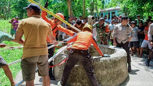 Tim SAR mengevakuasi pria terjatuh ke sumur di Kupang, NTT.