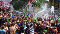 Tradisi itu juga untuk memperkuat persaudaraan antar warga.