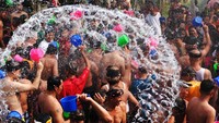 Sejumlah warga saling menyiramkan air saat mengikuti Festival Air Suwat (FAS) ke-9 di Desa Suwat, Gianyar, Bali, Senin (1/1/2024).