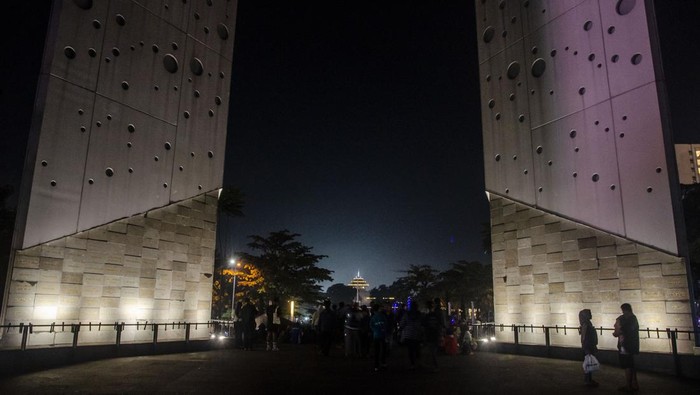 Warga menikmati suasana malam pergantian tahun di Taman Monumen Perjuangan Rakyat, Bandung, Jawa Barat, Minggu (31/12/2023). Taman Monumen Perjuangan Rakyat Jawa Barat yang baru selesai direvitalisasi tersebut menjadi salah satu  lokasi baru bagi warga kota Bandung menikmati malam tahun baru 2024. ANTARA FOTO/Novrian Arbi/rwa.