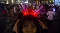 Warga menikmati suasana malam pergantian tahun di Taman Monumen Perjuangan Rakyat, Bandung, Jawa Barat, Minggu (31/12/2023).
