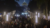 Taman Monumen Perjuangan Rakyat Jawa Barat yang baru selesai direvitalisasi tersebut menjadi salah satu lokasi baru bagi warga kota Bandung menikmati malam tahun baru 2024.