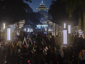 Tumpah Ruah Warga Bandung Rayakan Tahun Baru 2024