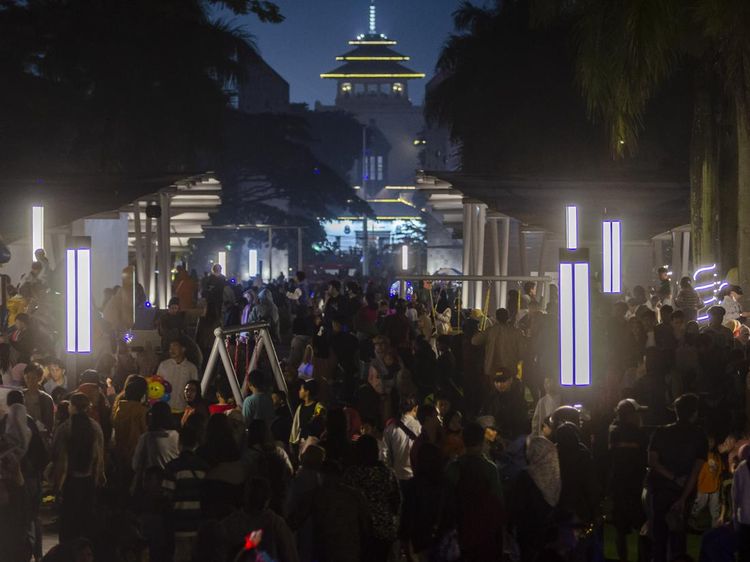 Tumpah Ruah Warga Bandung Rayakan Tahun Baru 2024