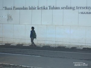Menelusuri Jalan Asia Afrika Bandung, Sarapannya Lontong Kikil