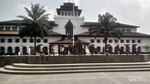Menelusuri Jalan Asia Afrika Bandung, Sarapannya Lontong Kikil