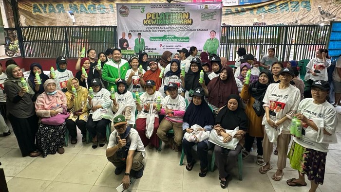 UMKM Sahabat Sandi For Ganjar-Mahfud Jakarta Utara dan Kader Partai Persatuan Pembangunan (PPP) mengadakan pelatihan pembuatan sabun cuci piring