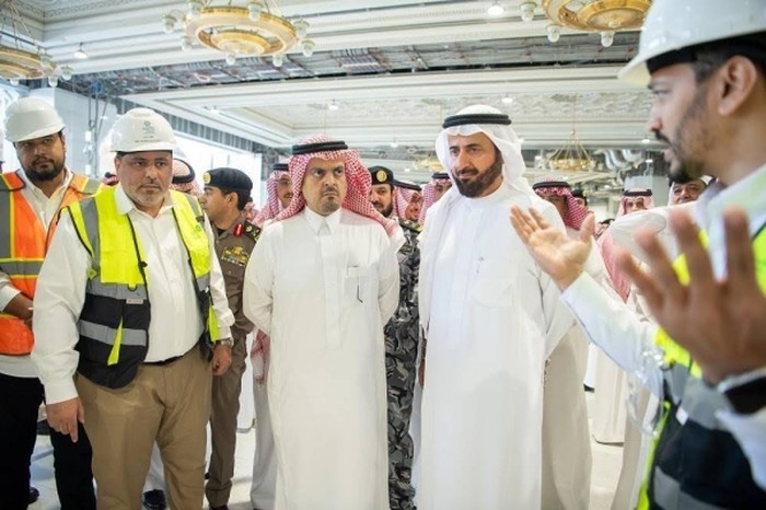 Wakil Emir Makkah Pangeran Saud bin Mishaal saat meninjau proyek perluasan Masjidil Haram, Minggu (31/12/2023).