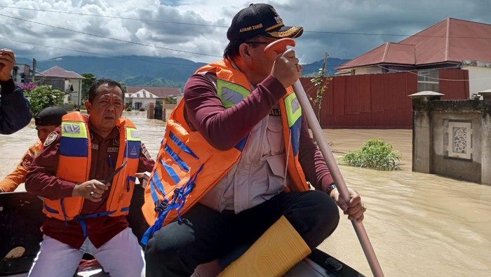 Wali Kota Sungai Penuh Jambi Ahmadi Zubir saat meninjau banjir di daerahnya