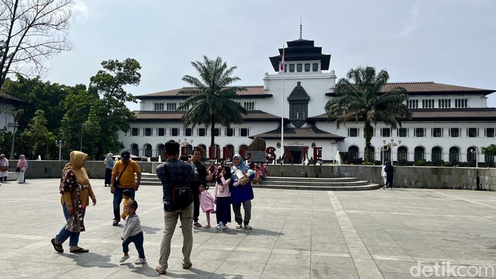 Warga berwisata di Gedung Sate, Kota Bandung pada libur Tahun Baru 2024