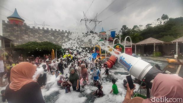 Warga memadati kolam renang Victory Waterpark di Soreang, Kabupaten Bandung, Senin (1/1/2024).