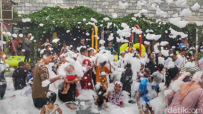Warga memadati kolam renang Victory Waterpark di Soreang, Kabupaten Bandung, Senin (1/1/2024).