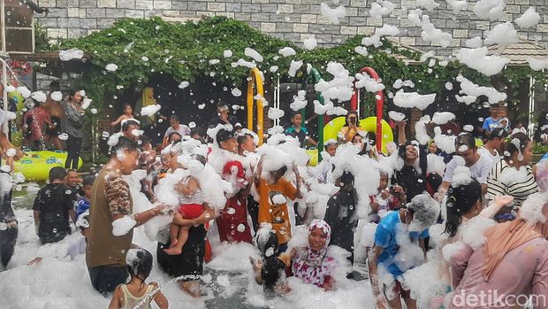 Warga memadati kolam renang Victory Waterpark di Soreang, Kabupaten Bandung, Senin (1/1/2024).