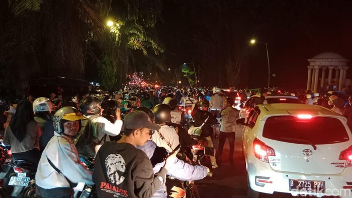 Warga padati Tugu Kujang Bogor di malam pergantian tahun (Sholihin/detikcom).