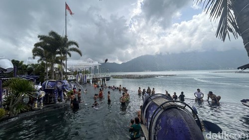 Wisatawan bermain di kolam pemandian air panas objek wisata Toya Devasya Hot Spring Waterpark di Toya Bungkah, Kintamani, Bangli, Bali, Senin (1/1/2024). (Foto: I Nyoman Adhisthaya Sawitra/detikBali)