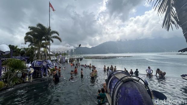 Wisatawan bermain di kolam pemandian air panas objek wisata Toya Devasya Hot Spring Waterpark di Toya Bungkah, Kintamani, Bangli, Bali, Senin (1/1/2024). (Foto: I Nyoman Adhisthaya Sawitra/detikBali)