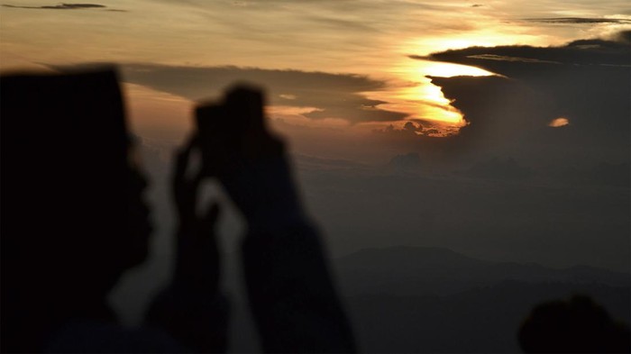 Wisatawan Ramai-ramai Lihat Sunrise Pertama 2024 di Bromo Seorang wisatawan mengabadikan gambar matahari terbit di Penanjakan Satu Bromo, Pasuruan, Jawa Timur, Senin (1/1/2024). Kawasan Taman Nasional Bromo Tengger Semeru (TNBTS) ramai dikunjungi wisatawan yang sengaja datang untuk menyaksikan matahari terbit pertama di tahun 2024. ANTARA FOTO/Irfan Sumanjaya/Spt.