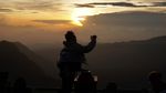 Wisatawan Ramai-ramai Lihat Sunrise Pertama 2024 di Bromo
