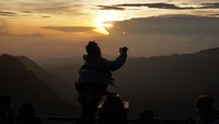 Seperti diketahui, berburu sunrise di Bromo sudah menjadi salah satu tradisi bagi wisatawan. 