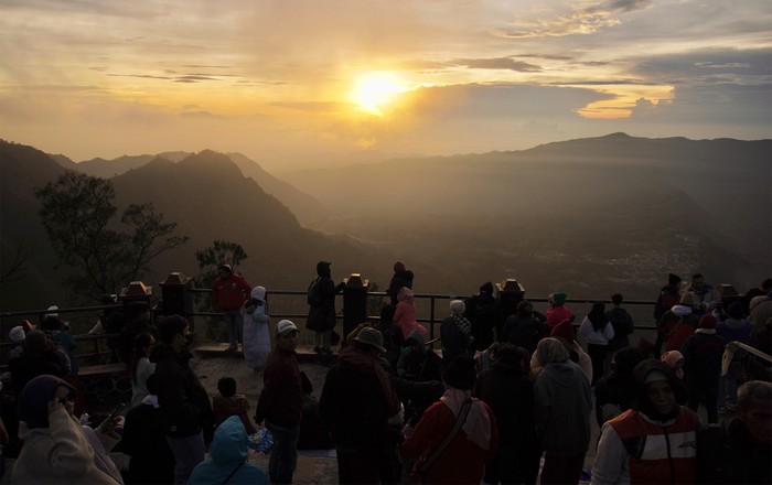 Seorang wisatawan mengabadikan gambar matahari terbit di Penanjakan Satu Bromo, Pasuruan, Jawa Timur, Senin (1/1/2024). Kawasan Taman Nasional Bromo Tengger Semeru (TNBTS) ramai dikunjungi wisatawan yang sengaja datang untuk menyaksikan matahari terbit pertama di tahun 2024. ANTARA FOTO/Irfan Sumanjaya/Spt.