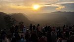 Wisatawan Ramai-ramai Lihat Sunrise Pertama 2024 di Bromo
