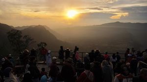 Wisatawan Ramai-ramai Lihat Sunrise Pertama 2024 di Bromo