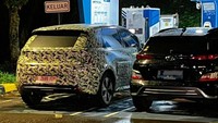 Sebagai catatan, ini bukan kali pertama Wuling Cloud EV tertangkap kamera tengah diuji jalan di Indonesia. Sebelumnya, kendaraan tersebut sempat terpotret di SPKLU Fast Charging milik PLN yang bertempat di rest area Tol Cipularang KM 88 arah ke Bandung, Jawa Barat. Foto: Instagram Richard Tanadi.
