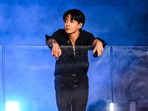 Jungkook BTS Meriahkan Natal 2025, Cover Lagu Nat King Cole