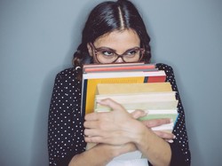 Ini Ciri-ciri Orang Introvert dan Kelebihannya di Tempat Kerja