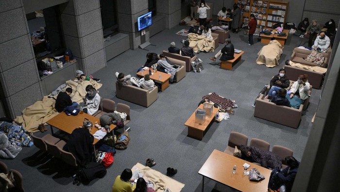 97.000 Orang Jadi Pengungsi Akibat Gempa Jepang Evacuees rest after an earthquake hit the region at Ishikawa Prefectural Government Office in Kanazawa, Japan January 1, 2024, in this photo released by Kyodo. Mandatory credit Kyodo via REUTERS ATTENTION EDITORS - THIS IMAGE WAS PROVIDED BY A THIRD PARTY. MANDATORY CREDIT. JAPAN OUT. NO COMMERCIAL OR EDITORIAL SALES IN JAPAN