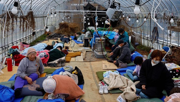97.000 Orang Jadi Pengungsi Akibat Gempa Jepang Evacuees rest after an earthquake hit the region at Ishikawa Prefectural Government Office in Kanazawa, Japan January 1, 2024, in this photo released by Kyodo. Mandatory credit Kyodo via REUTERS ATTENTION EDITORS - THIS IMAGE WAS PROVIDED BY A THIRD PARTY. MANDATORY CREDIT. JAPAN OUT. NO COMMERCIAL OR EDITORIAL SALES IN JAPAN