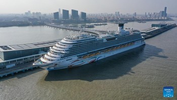 Adora Magic City panjangnya 323,6 meter, berat kotor 135.500 ton dan dapat menampung hingga 5.246 penumpang di total 2.125 kamar tamu. Foto: Xinhua