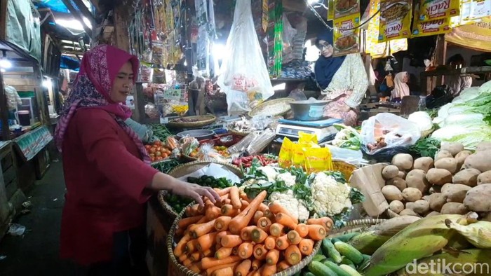 Aktifitas Jual beli di Pasar Tradisional Singaparna Kabupaten Tasikmalaya Jawa Barat Selasa (2/1/23).